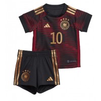 Camiseta Alemania Serge Gnabry #10 Visitante Equipación para niños Mundial 2022 manga corta (+ pantalones cortos)